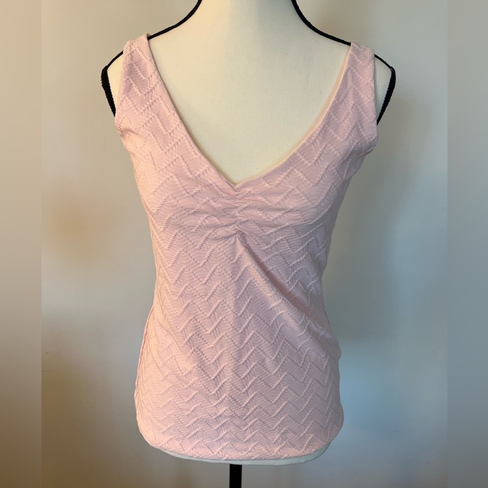 White House Black Market Pale Pink V-Neck Textured Camisole